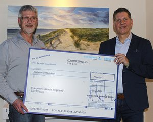 Einen symbolischen Spendenscheck der Schäfer Werke Gruppe über 7500 Euro überreichte Geschäftsführer Guido Klinkhammer (rechts) an den Leiter des Evangelischen Hospizes Siegerland, Burkhard Kölsch.