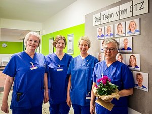 Dienstjubiläen im Onkologischen Therapiezentrum am Diakonie Klinikum Jung-Stilling in Siegen feierten jetzt die Pflegerische Leiterin Sabine Arndgen (von links) und ihre Kolleginnen Katrin Janusch, Antje Mertin und Sibylle Sting. 