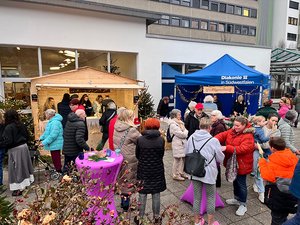 Klein, aber fein: Gemütliche Atmosphäre herrschte beim Weihnachtsmarkt zugunsten der Palliativstation am Ev. Jung-Stilling-Krankenhaus.