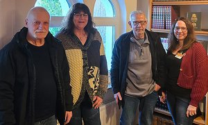 Spendenübergabe im Ökumenischen Hospiz Kloster Bruche: Richard Meiswinkel (links) und Reinhard Otto vom ehemaligen Chor Heimatklänge Dickendorf überreichten 400 Euro an Einrichtungsleiterin Yasmin Brost (2. von links) und Mareike Beichler vom Sozialdienst. 