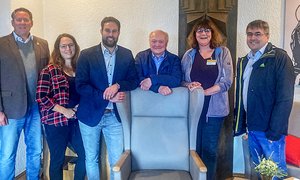 Hoben die bisherige Entwicklung im Ökumenischen Hospiz Kloster Bruche hervor (von links): Bürgermeister Joachim Brenner, Sozialdienst Mareike Beichler, Stadtbürgermeister Johannes Behner, Fördervereinsvorsitzender Michael Lieber, Einrichtungsleiterin Yasmin Brost und Geschäftsführer Dr. Josef Rosenbauer. 