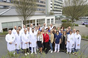 Das OnkoCare-Team am Diakonie Klinikum in Siegen besteht aus Fachärzten, Pflegekräften, Psychologen, Ernährungsberatern, Physiotherapeuten und Sozialdienstmitarbeitern sowie dem Stoma-Center. Ziel ist eine lückenlose Betreuung der Krebspatienten – von der Diagnosestellung bis weit über die Operation hinaus.