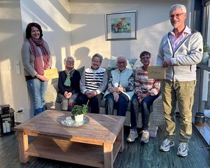 Melanie Michel (Marien Hospiz Eremitage, links) und Burkhard Kölsch (Ev. Hospiz Siegerland) nahmen dankbar je eine 1000-Euro-Spende der Büschergrunder Strickfrauen (sitzend von links) Christa Kursch, Anni Schmidt, Hannelore Dangendorf und Brigitte Leinweber entgegen.