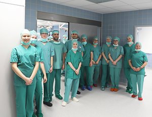 Einen spannenden Tag im Zentral-OP des Diakonie Klinikums Jung-Stilling in Siegen mit den Medizinern Prof. Dr. Mohammad Golriz und Dr. Murat Yavuz (4. und 5. von links) erlebten Schülerinnen und Schüler des Talentnetzes Siegen-Wittgenstein.