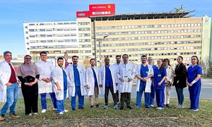 Dem Team der Gefäßchirurgie am Diakonie Klinikum Jung-Stilling in Siegen ist der weltweite erste Einsatz eines speziellen Stents bei einem Aneurysma der Bauchaorta mit Beteiligung der Nierenschlagaorta gelungen. Chefarzt Dr. Ahmed Koshty präsentiert im Bild die Urkunde dieser medizinischen Weltpremiere. 