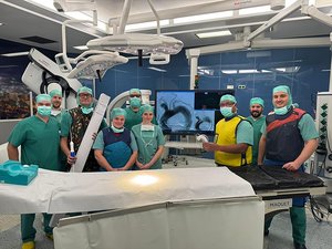 Das OP-Team der Gefäßchirurgie um Chefarzt Dr. Ahmed Koshty (3. von links) und dem Leitenden Oberarzt Meshal Elzien (3. von rechts) zeigt den neuartigen Tianyi-Stent, der nun im „Stilling“ als europaweit zweitem Krankenhaus einem Patienten mit einem Aneurysma der Brustschlagader eingesetzt wurde.