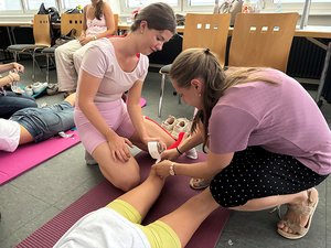 Medizinstudierende der Universität Bonn üben den Einsatz von Kinesiotapes im Kurs mit PD Dr. Anne Carolus am Diakonie Klinikum Jung-Stilling in Siegen.