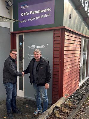 Eine Spende über 1000 Euro für das Café Patchwork überreichte Matthias Asbeck (rechts) vom Heimatverein Lützel an Einrichtungsleiter Carsten Dax.