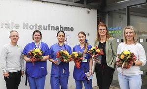 Pflegedirektor Sascha Frank gratulierte (von links) Christine Hafer, Angelika Dykowski, Nadine Schöler, Melanie El Kassem, und Maria Reiche zur bestandenen Fachweiterbildung "Akut- und Notfallpflege".