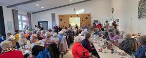 Beim Patientennachmittag der Ökumenischen Sozialstation in Gebhardshain genossen die Gäste nicht nur selbstgebackenen Kuchen zum Kaffee, sondern auch ein fröhlich-buntes Rahmenprogramm. 