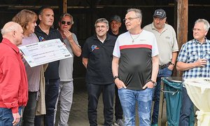 Scheckübergabe am Ökumenischen Hospiz Kloster Bruche: Der Vorsitzende des Fördervereins Michael Lieber (von links) und Einrichtungsleiterin Yasmin Brost nahmen dankbar eine großzügige Spende heimischer Unternehmen entgegen.