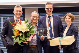 Prof. Dr. Steffen Schröter (2. von rechts), Chefarzt der Unfall- und Wiederherstellungschirurgie am Siegener Diakonie Klinikum, ist zum neuen Präsidenten der Deutschen Kniegesellschaft gewählt worden. Erste Gratulanten waren (von links) DKG-Sekretär Dr. Christian Schoepp, der bisherige Präsident, Univ.-Prof. Dr. Georg Matziolis, sowie DKG-Sekretärin Sophie Amos. Foto: Intercongress / H.-G. Unrau