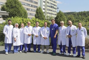 Das Team der Urologie am Diakonie Klinikum Jung-Stilling unter der Leitung der Chefärzte Dr. Mahmoud Farzat (5. von rechts) und Dr. Peter Weib (4. von links) verzeichnet stetig steigende Zahlen bei roboterassistierten Operationen an Prostata, Blase, Harnwegen und Niere.