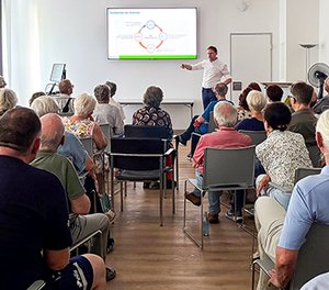 Vor zahlreichen Zuhörern im Diakonie Klinikum Bethesda in Freudenberg informierte Chefarzt Dr. Kai Drastig über „Moderne Therapie bei Verschleiß von Knie- und Hüftgelenken“. 