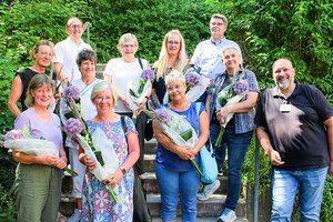 Bei einer Feierstunde nahmen einige der frisch gebackenen Pflegefachassistentinnen am Diakonie Klinikum Gratulationen und Blumen von den Pflegedienstleitern Wadim Linde (oben links), Mario Traut (oben rechts) und Frank Grümbel entgegen. 