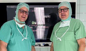 Chefarzt Dr. Bernhard Schulte (links) heißt den Leitenden Oberarzt Dr. Richard Buchen im Team der Orthopädischen Klinik des „Bethesda“ willkommen. 